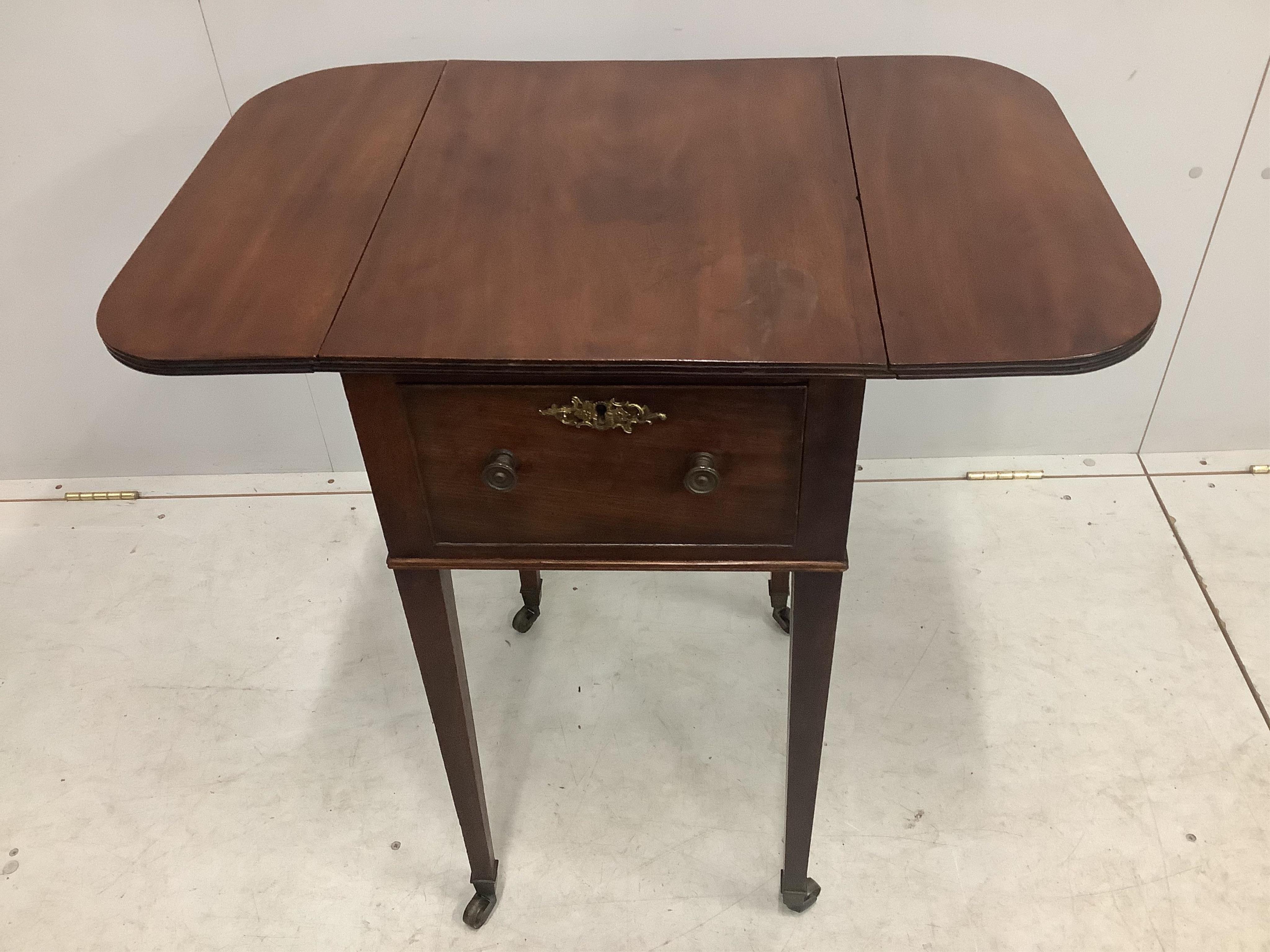 A small George III mahogany Pembroke table, width 38cm, depth 46cm, height 74cm. Condition - fair